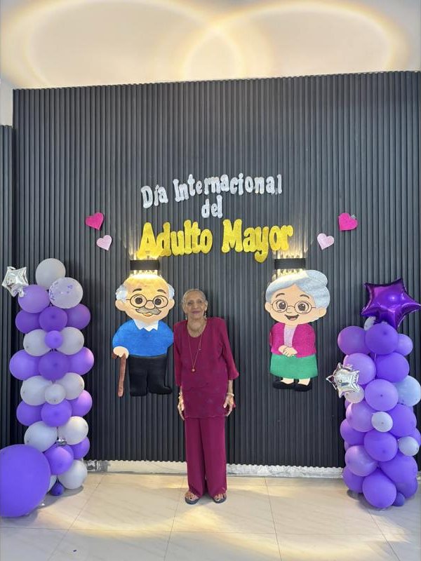 Una adulta mayor en la celebración del Día Internacional del Adulto Mayor