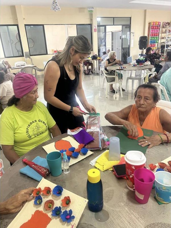 Adultas mayores elaboran flores con cartón