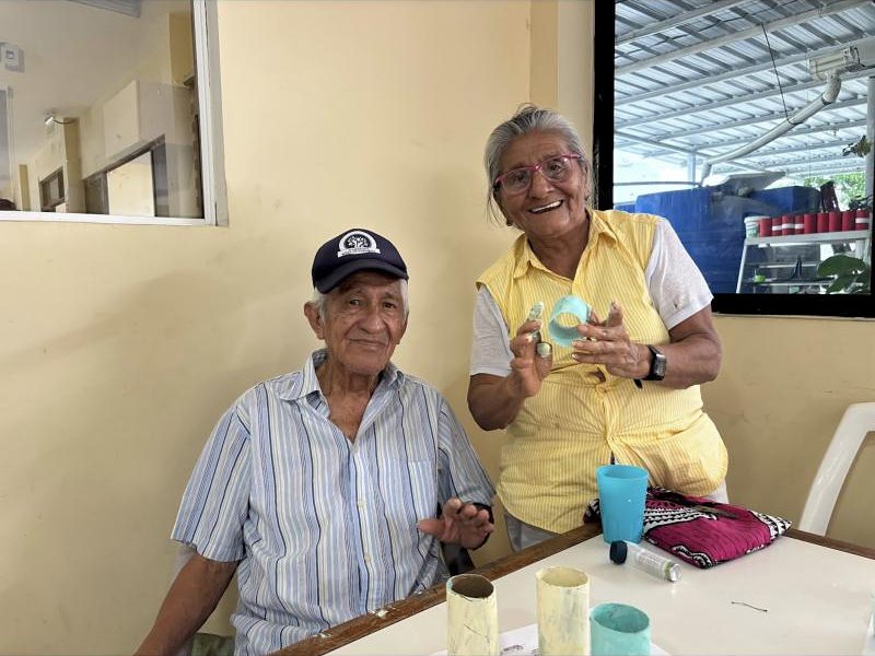 Dos adultos mayores sonríen en el Centro