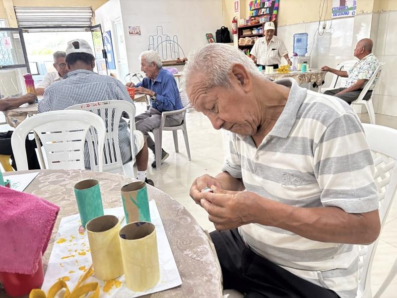 Un adulto mayor trabaja con material reciclado