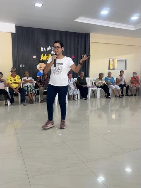 Una profesional del Centro dirige un taller con los adultos mayores