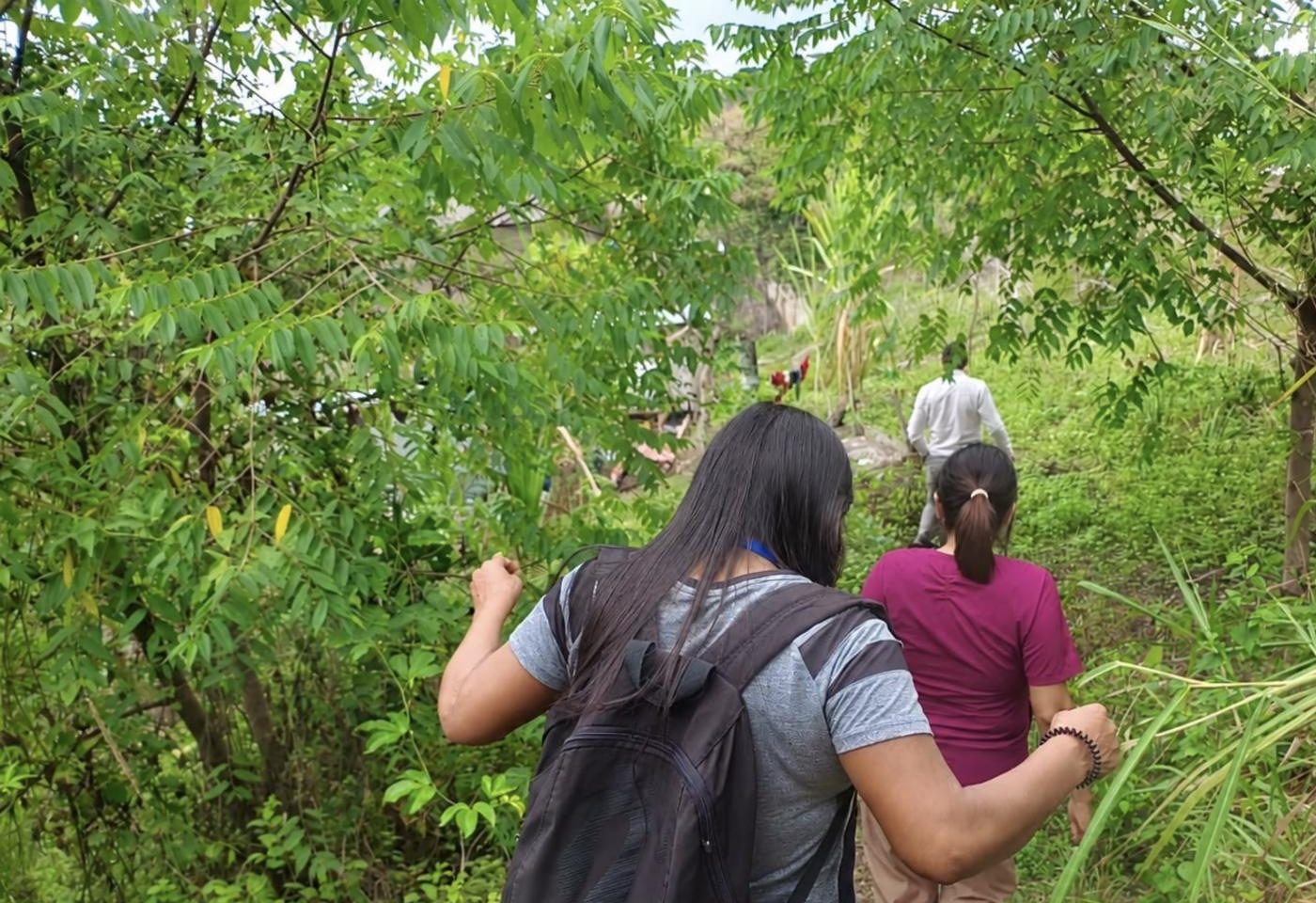 El equipo camina por un sendero rural rumbo a una visita